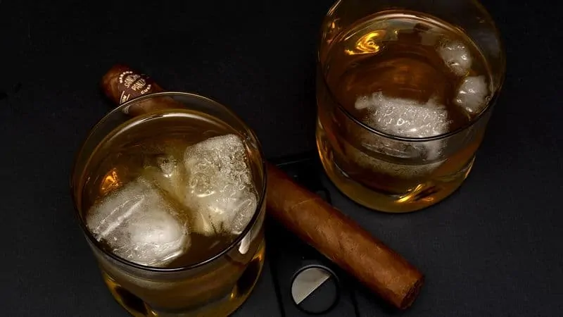 Chilled alcoholic tea drinks with cigars
