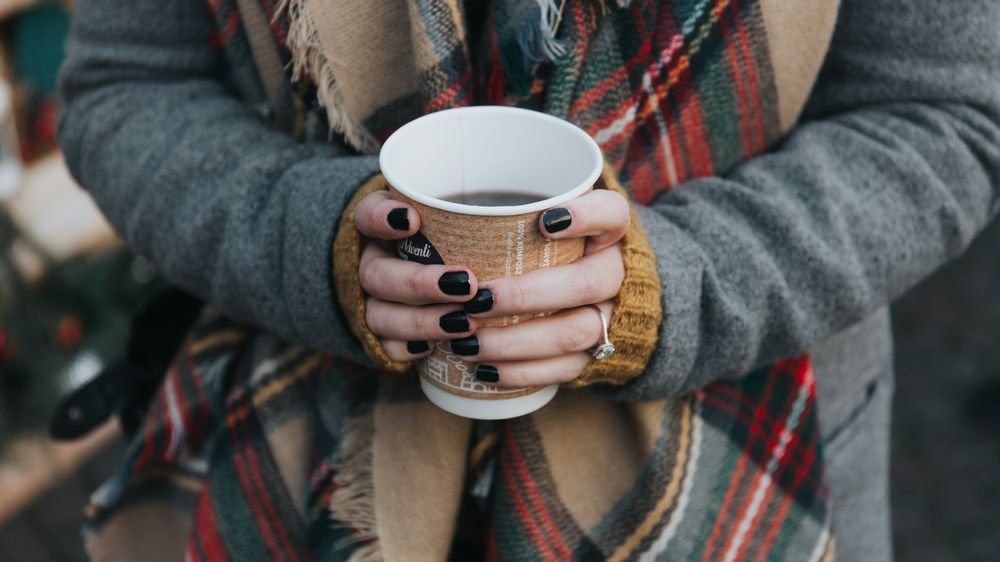 Hot drink with tea and alcohol