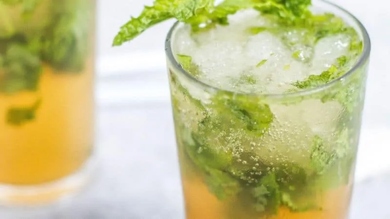 Iced green tea with mint