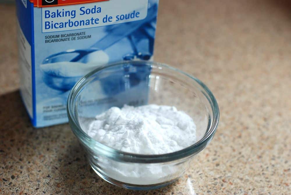 baking soda against shoe odor